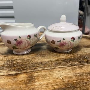 Cream and sugar set